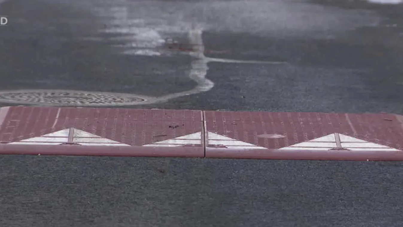 Fekvőrendőröket rakatott a háza környékére az ellenzékiek egyik közös polgármesterjelöltje + videó