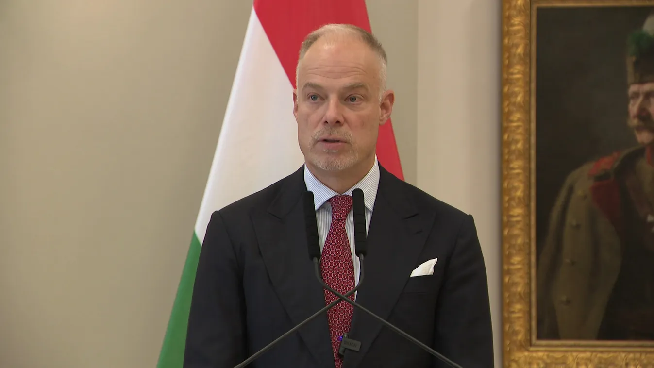 Két lépésben nő a magyar katonák fizetése