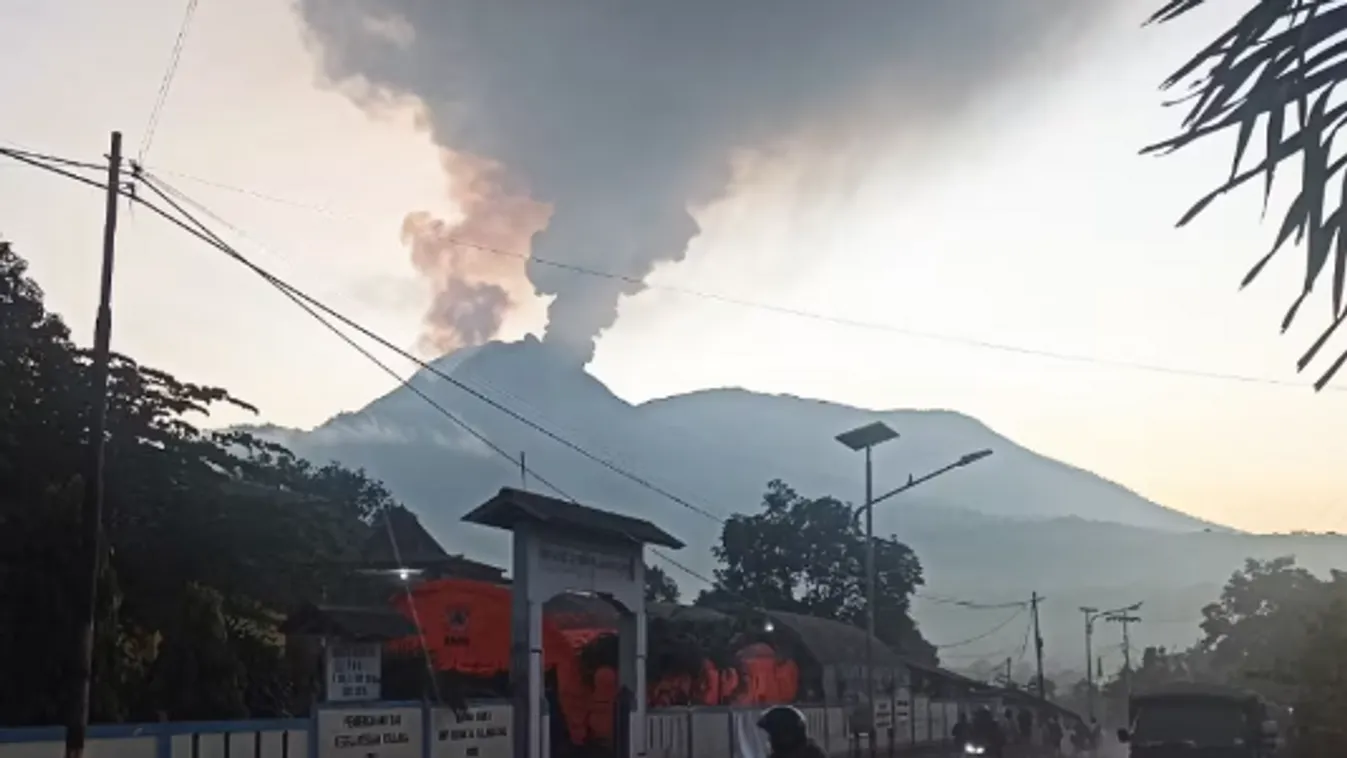 Több ezer embert kellett kitelepíteni egy vulkánkitörés miatt Indonéziában