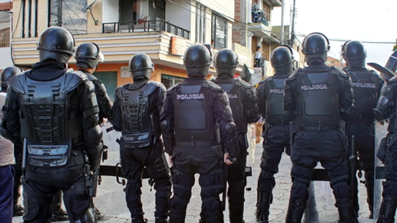 Fegyveresek törtek rá élő adás közben egy ecuadori televízióra + videó