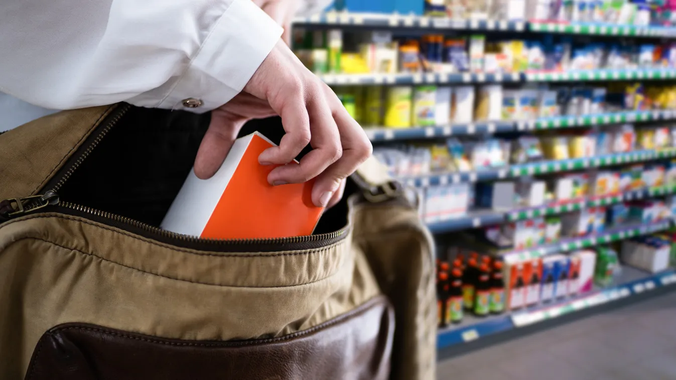 Kiskorú gyermekeivel együtt lopott egy nő az áruházban + videó