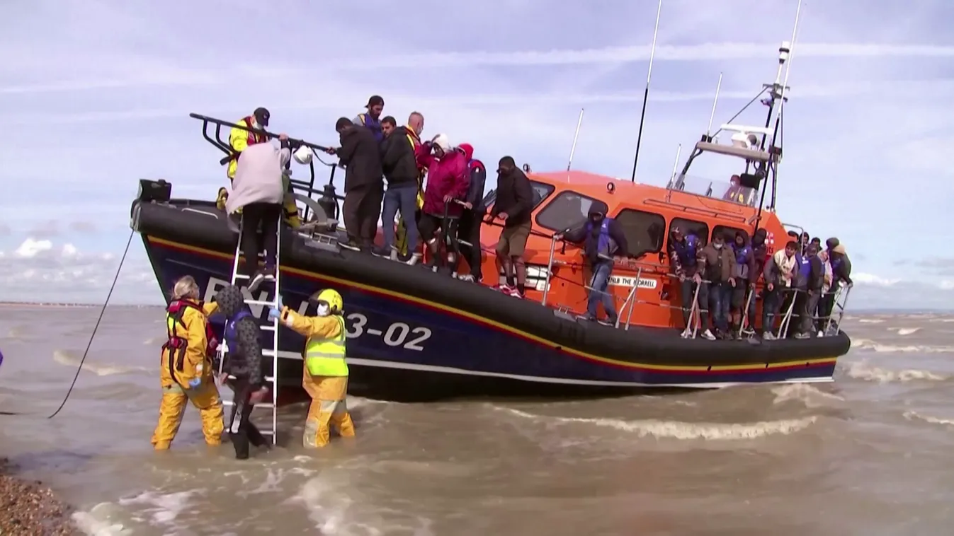 Csaknem 140 bevándorló életét mentették meg a francia hatóságok a múlt hétvégén