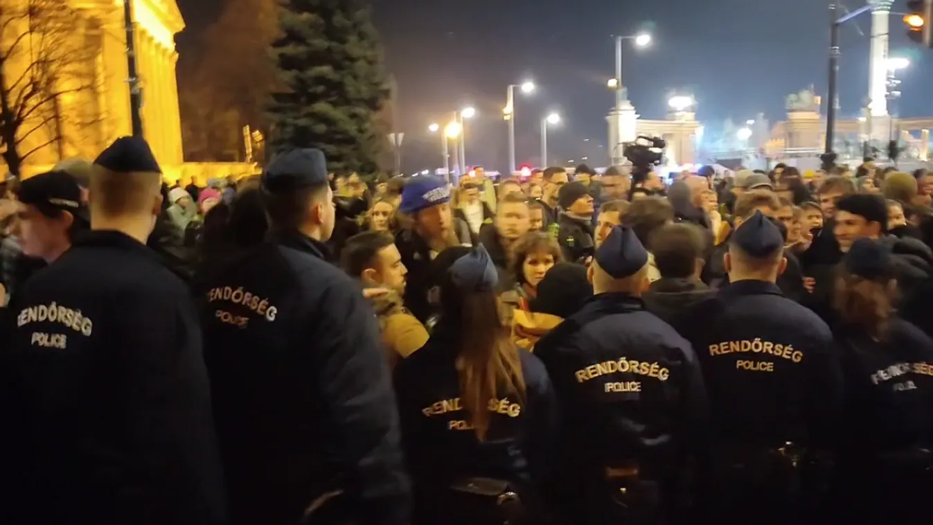 Nekifeszült a tüntetők egy része a rendőrsorfalnak a Lendvay utcában, ütést kapott a PestiSrácok munkatársa + videók
