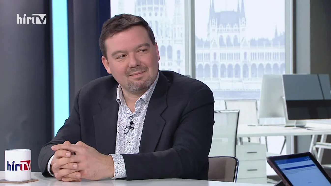 Vezércikk: Visszafogott létszámú tüntikézést tartott a Momentum a Budai Várban + videó