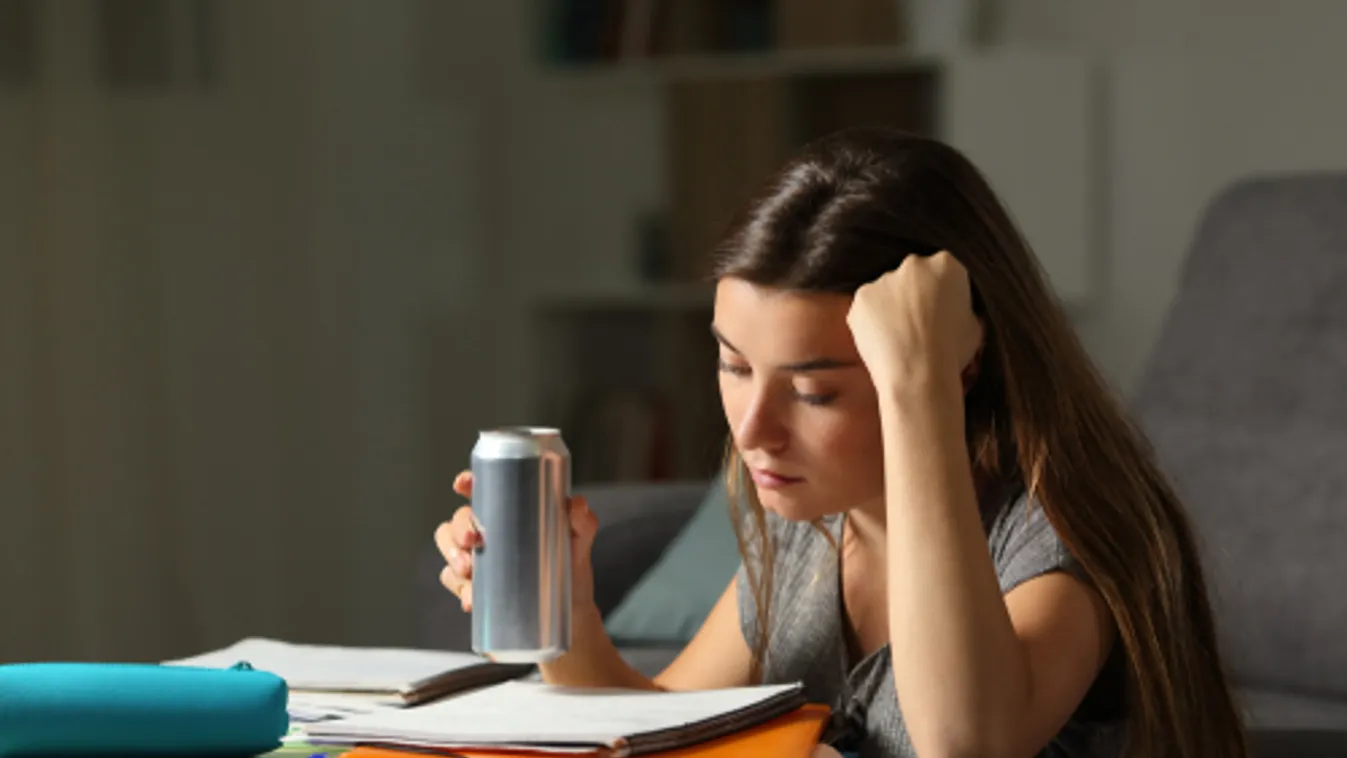 Romániában betiltották az energiaitalok forgalmazását a kiskorúak számára