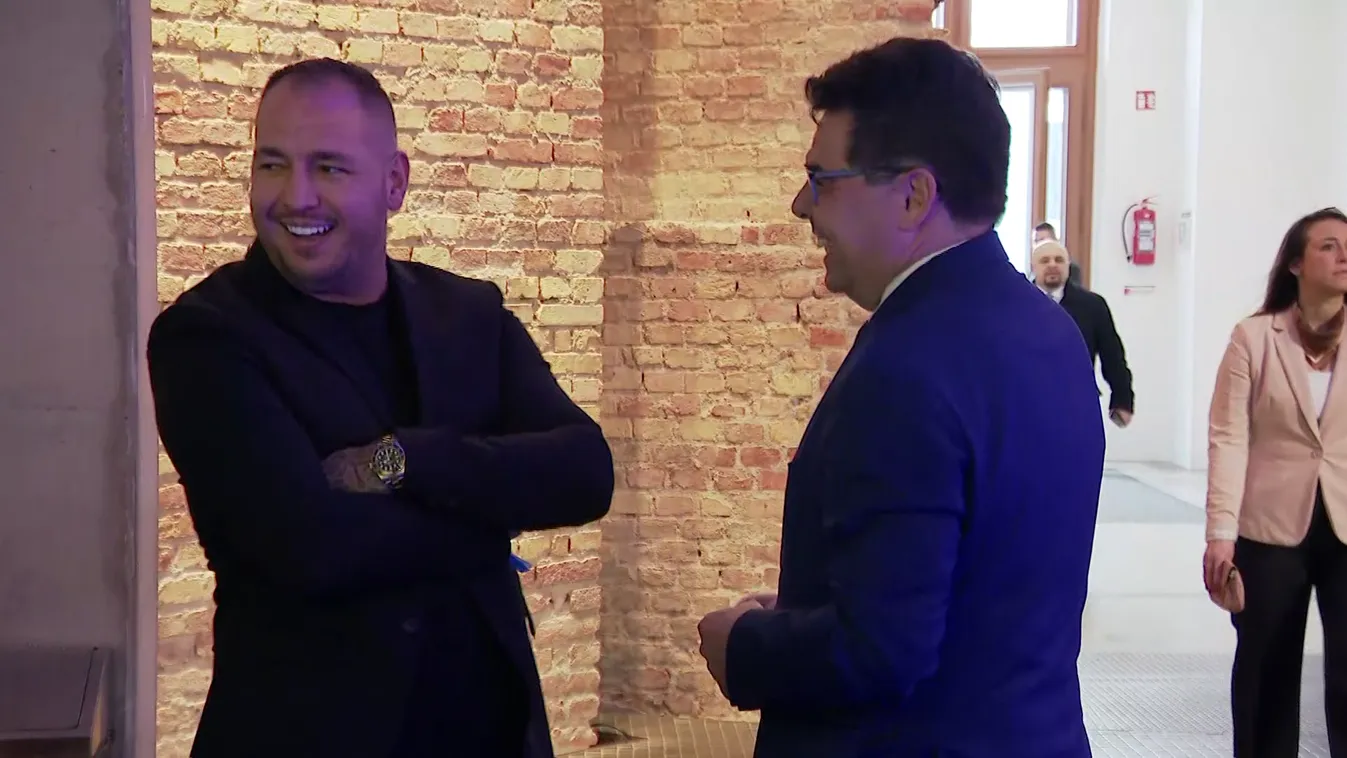 Curtis az influenszertüntetést kihagyta, de ott volt Orbán Viktor évértékelőjén