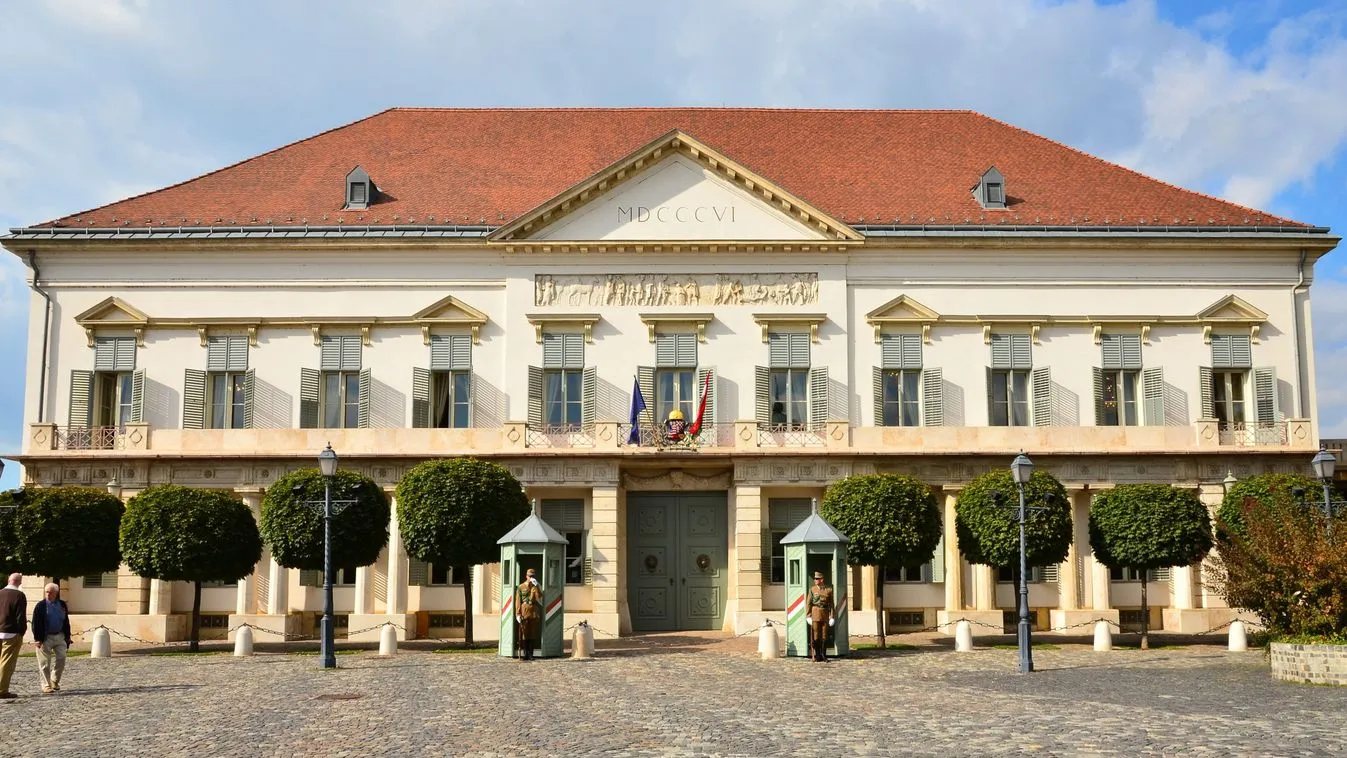 Bayer Zsolt: Jog, morál, pedofília