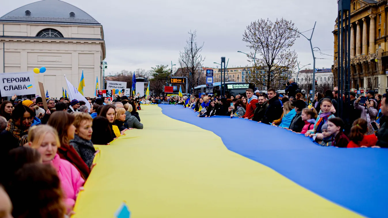 Ukrán színekben vonultak, tüntettek Budapesten