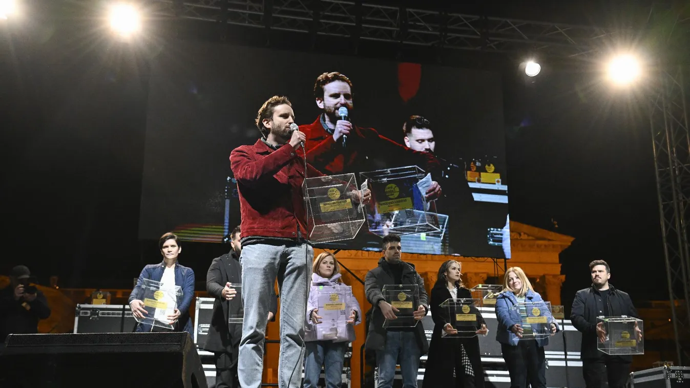 Tüntetést szerveztek zenészek, YouTube-erek és influenszerek a Hősök terére és persze a pénzes ládikák is előkerültek+ videók