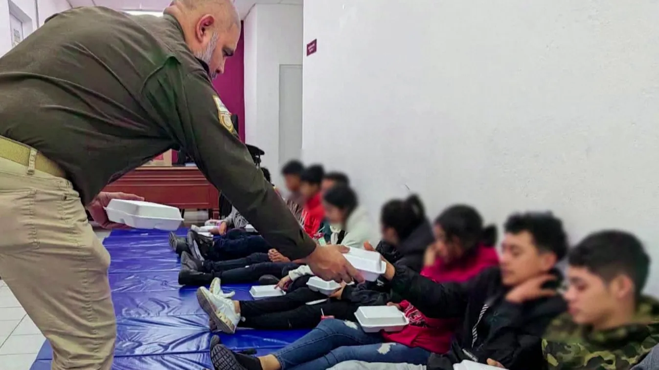 Donald Trump kitoloncolná az összes migránst