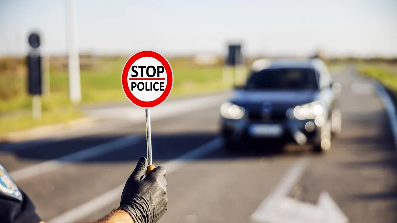 Álrendőr utazott külföldi autósokra