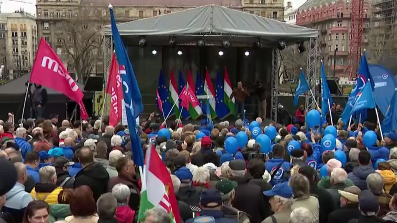 Közös tüntetést szervezett a DK, a Momentum, az MSZP és a Párbeszéd + videó