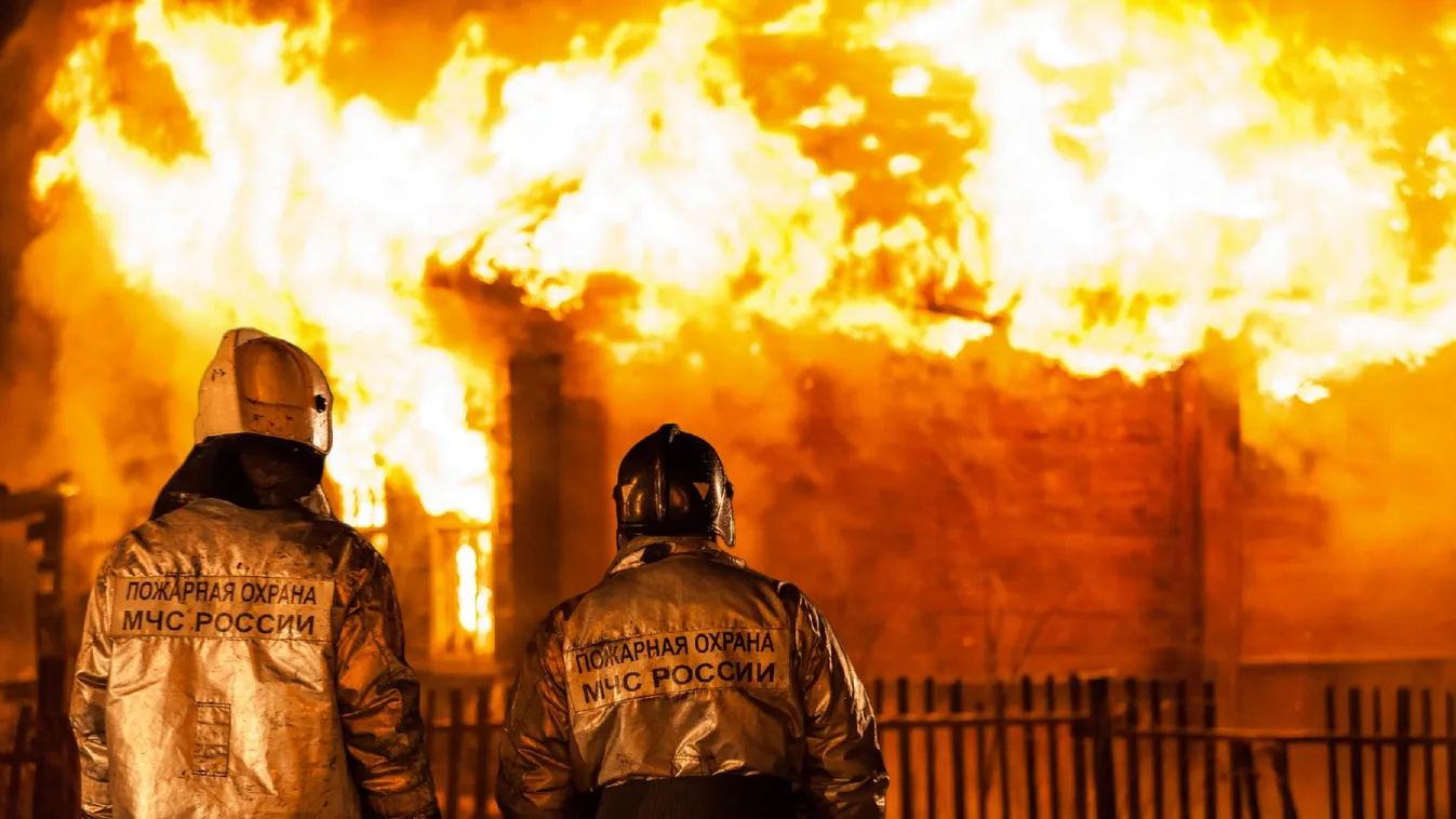 Nagy területen lángol egy lakóház Moszkvában