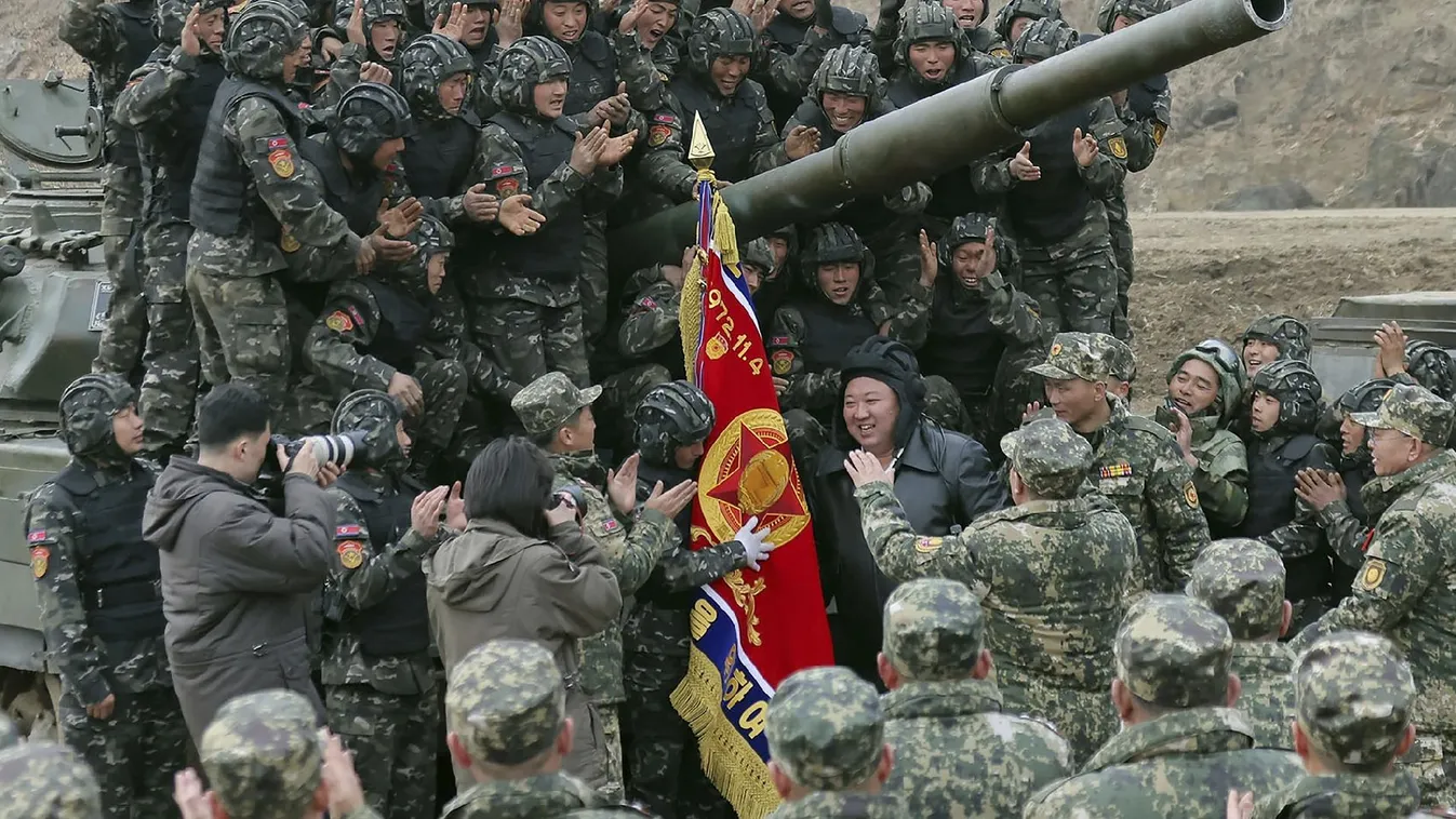 Észak-koreai fejlesztésű harckocsit vezetett Kim Dzsongün