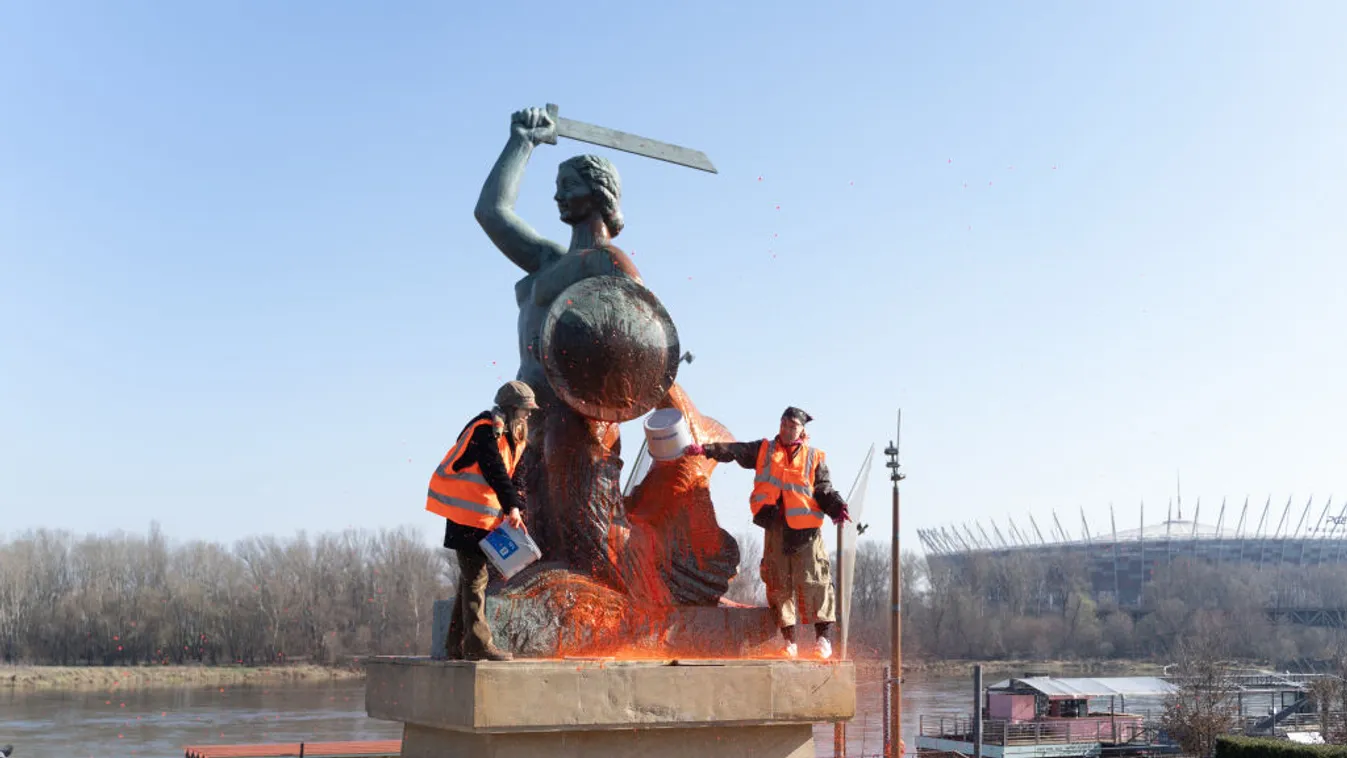 Szoborrongálással ünnepelték a nőnapot