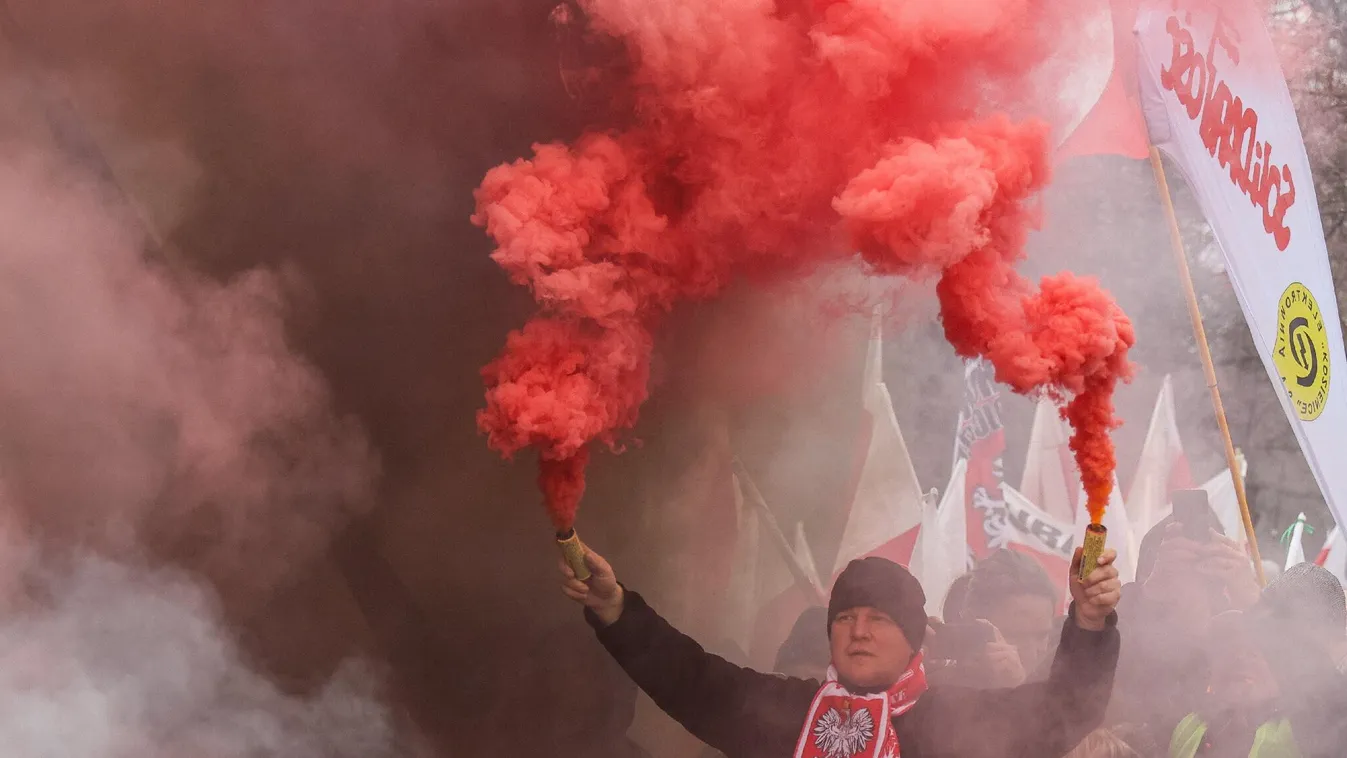 Összetűztek a rendőrökkel a varsói gazdatüntetés résztvevői + videó