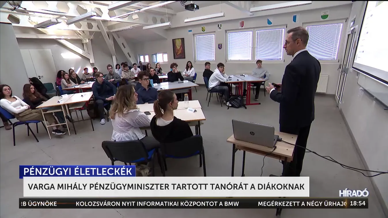 Varga Mihály pénzügyminiszter tanórát tartott a diákoknak + videó