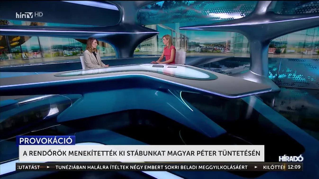 A rendőrök menekítették ki stábunkat Magyar Péter tüntetésén + videó
