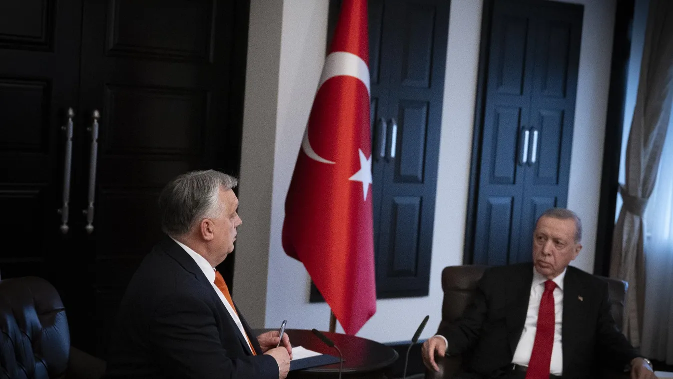 Orbán Viktor Törökországból azoknak is üzent, akik Putyin kutyájának nevezik