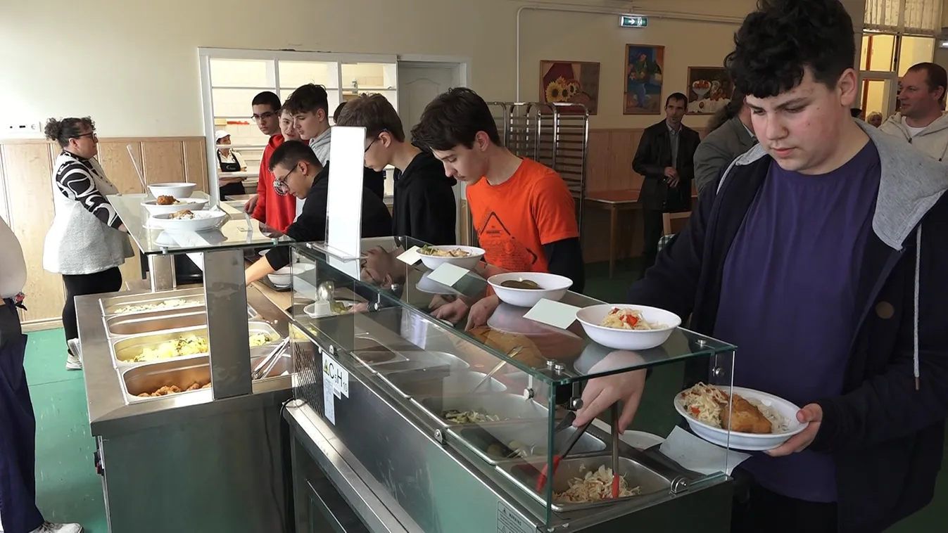 Szolnokon már több általános iskolában is bevezették a svédasztalos étkeztetést + videó