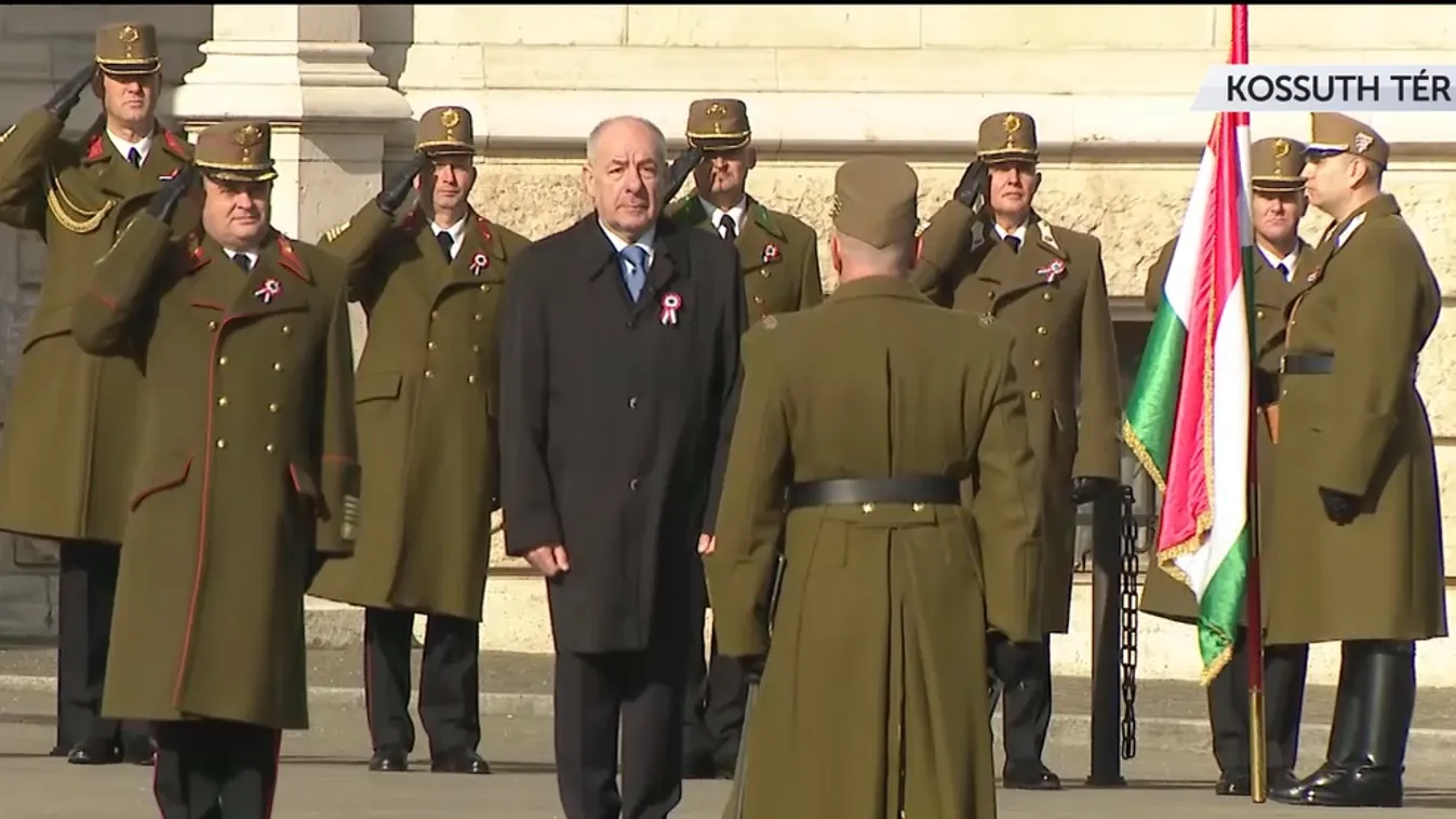 Felvonták a nemzeti lobogót az Országház előtt + videó