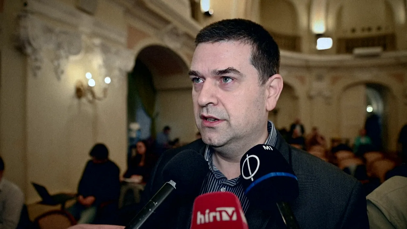 Célpont: Akár tíz kilós darabok is leszakadhatnak a Városházáról + videó