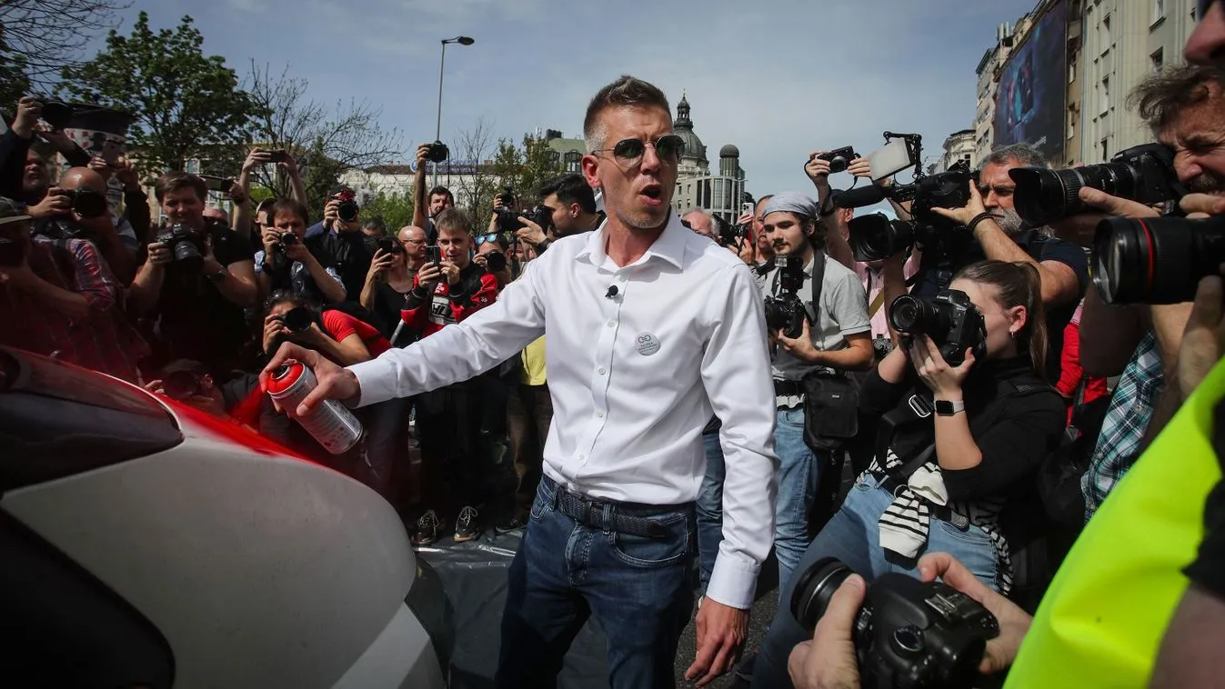 A guruló dollárok körüli botrány egyik szereplője is besegíthetett Magyar tüntetésének szervezésébe