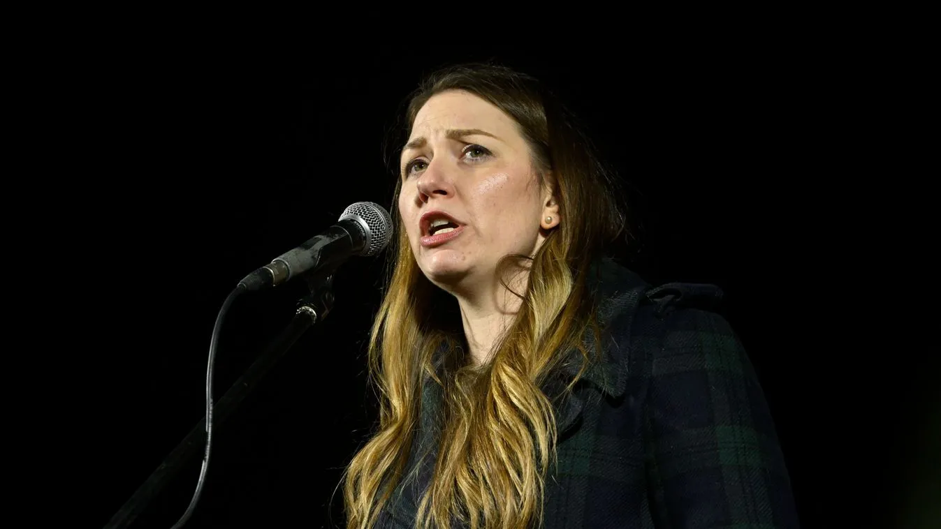 Tovább zilálódott a baloldal: a Momentum és az MSZP hajbakapott