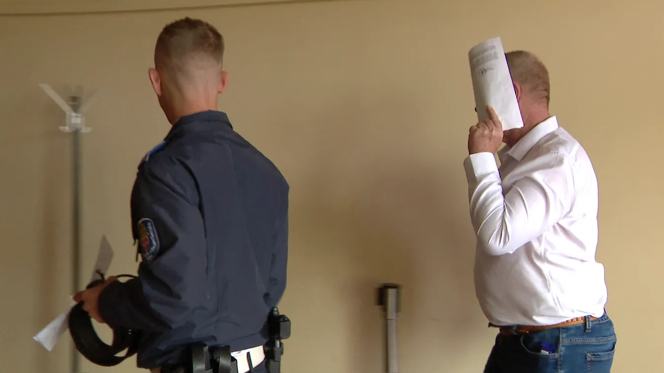 A bíróság 4 hónapra, szeptember 22-ig elrendelte a cseh állampolgár bűnügyi felügyeletét + videó