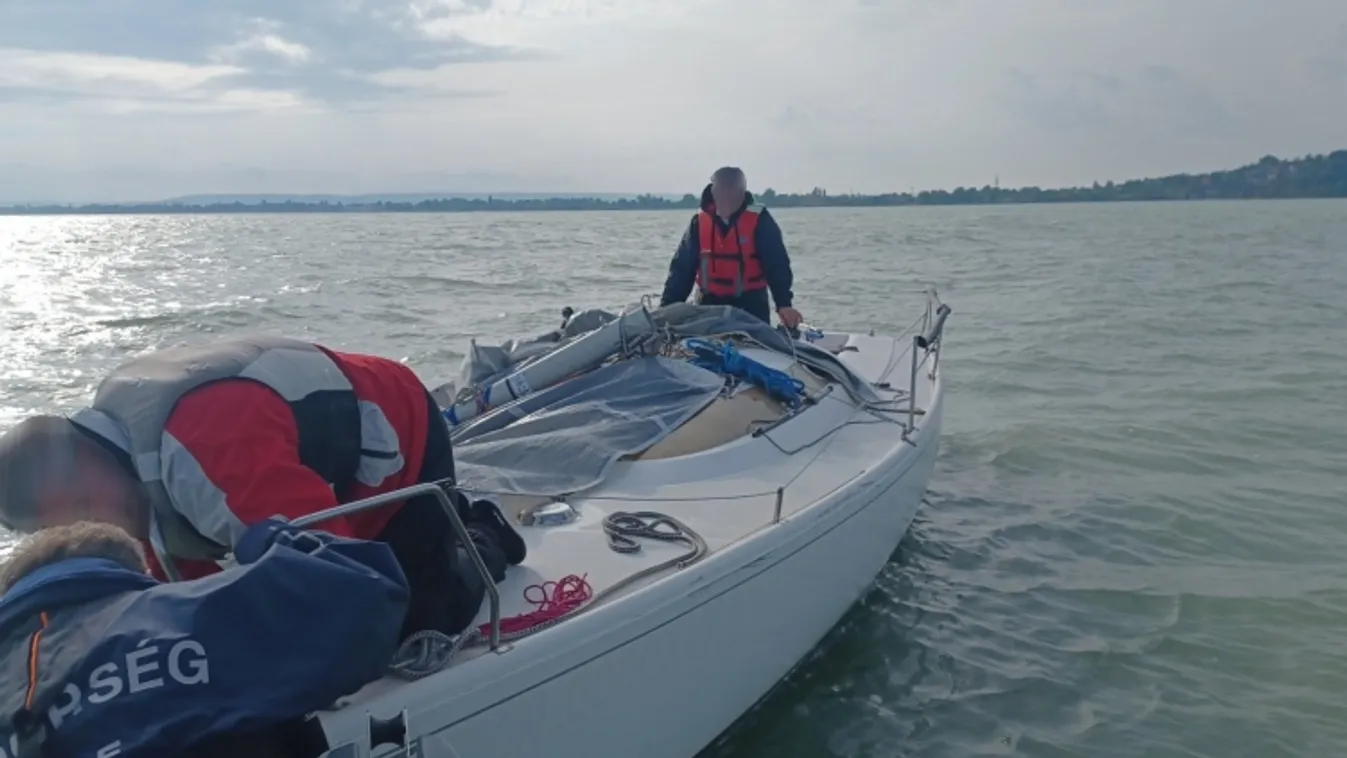 Törött árbóc miatt került bajba két férfi a Balatonon