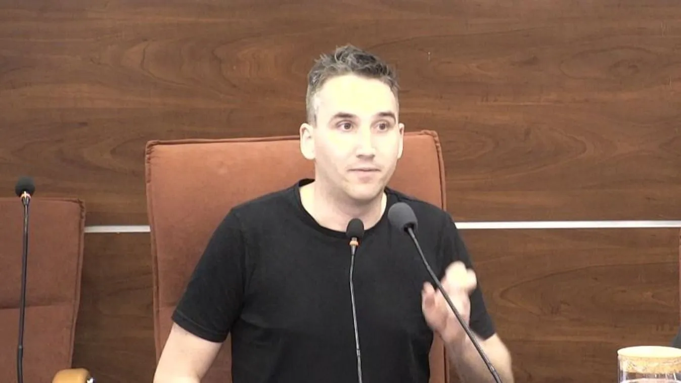 Az újbudai baloldal prominense valódi munkavégzés helyett rollerezgetve dolgozgat + videó