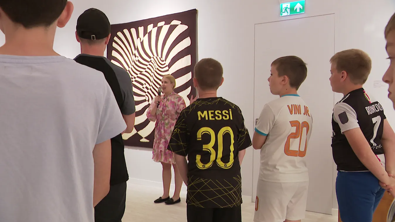 Az MBH Bank kezdeményezésében 160 hátrányos helyzetű fiatal vehetett részt gyermeknapi tárlatvezetésen + videó