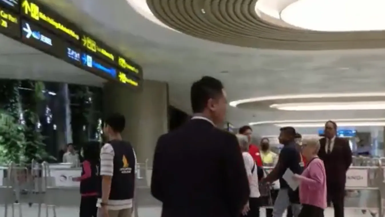 Egy utas meghalt, többen megsérültek egy Londonból Szingapúrba tartó repülőgépen + videó