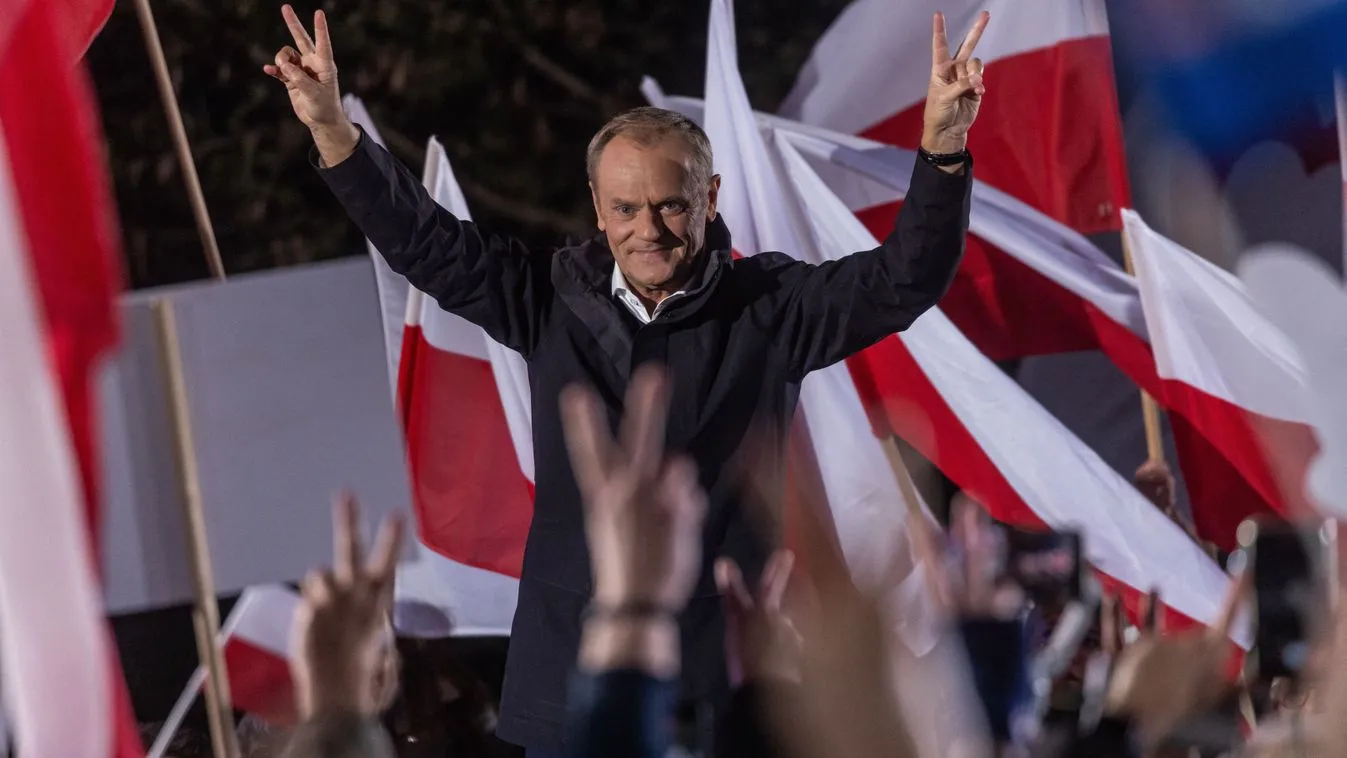 Tusk a Mandinert támadja, mert Morawiecki Brüsszelt kritizálta a magyar lapnak adott interjúban