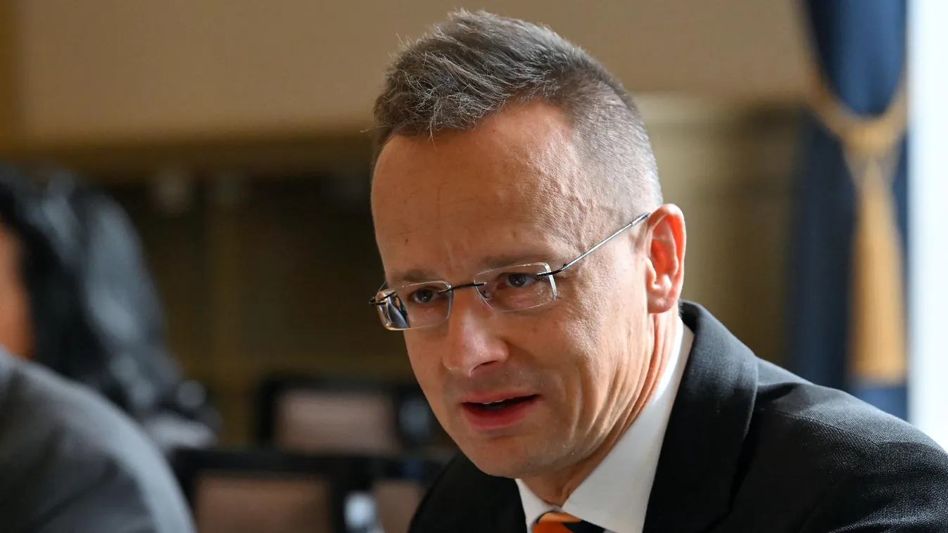 Szijjártó Péter a kölcsönös előnyökre irányuló gazdasági együttműködésről beszélt a kínai külügyminiszterrel telefonon