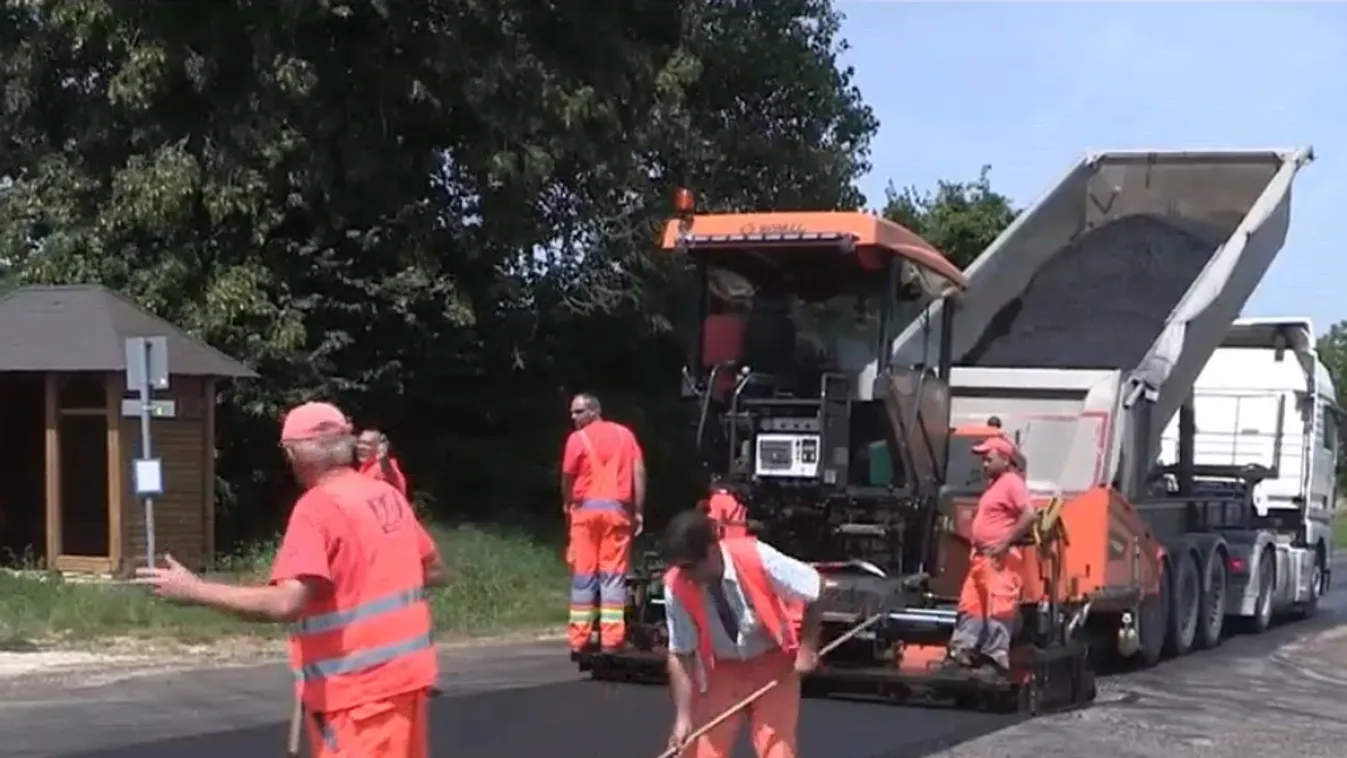 Vizet osztanak a közutakon dugóban rekedt gépjárművezetőknek + videó