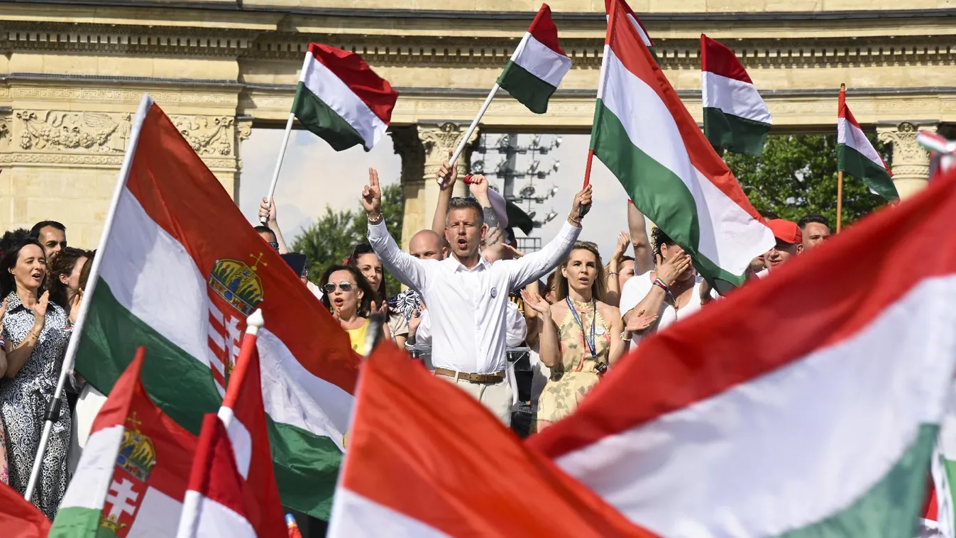 A Hősök terén tartotta meg a választás előtti utolsó nagygyűlését Magyar Péter
