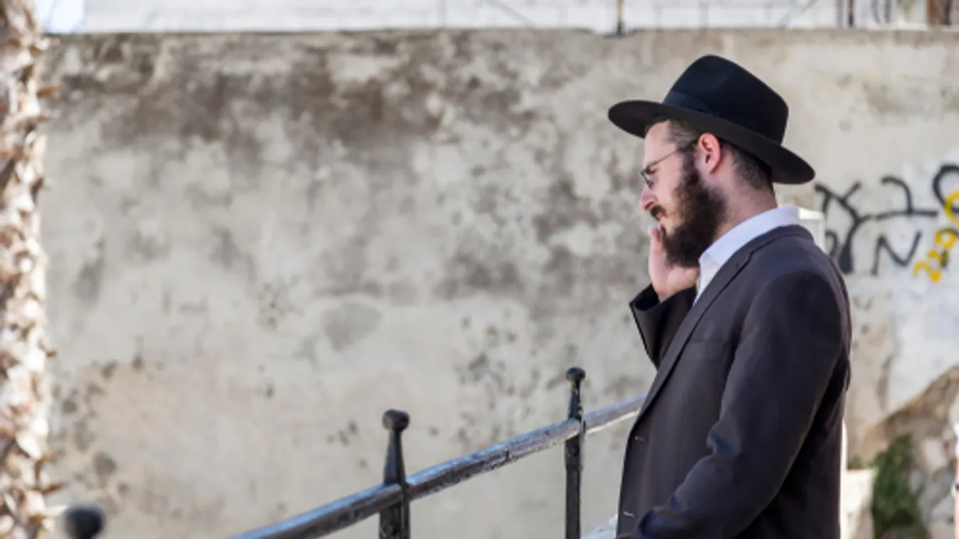 Súlyos bírságokkal sújtják a telefont szombaton működtető ultraortodoxokat Izraelben