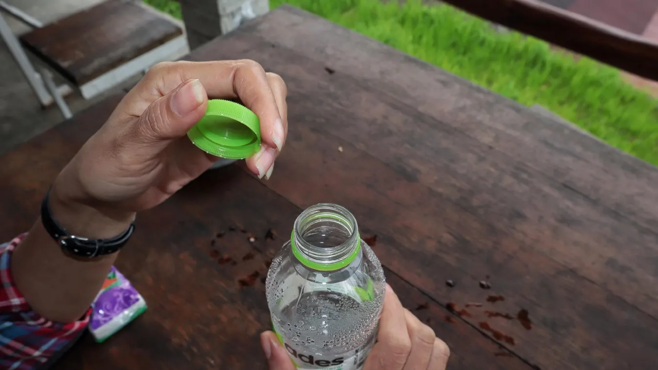 Ásványvizet osztanak az utasoknak a pályaudvarokon és az autóbusz-állomásokon