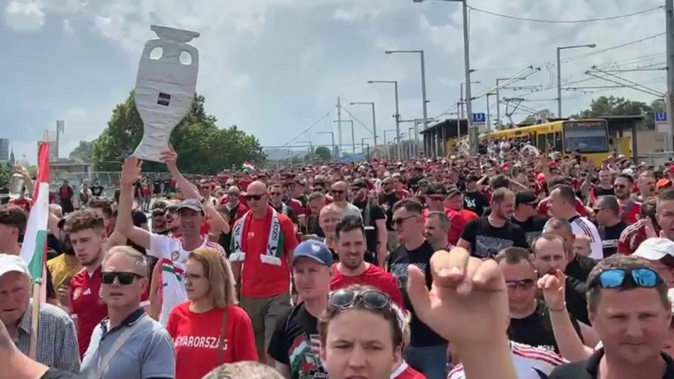 Így vonulnak szurkolói „hadaink" a stuttgarti futballaréna felé + videó