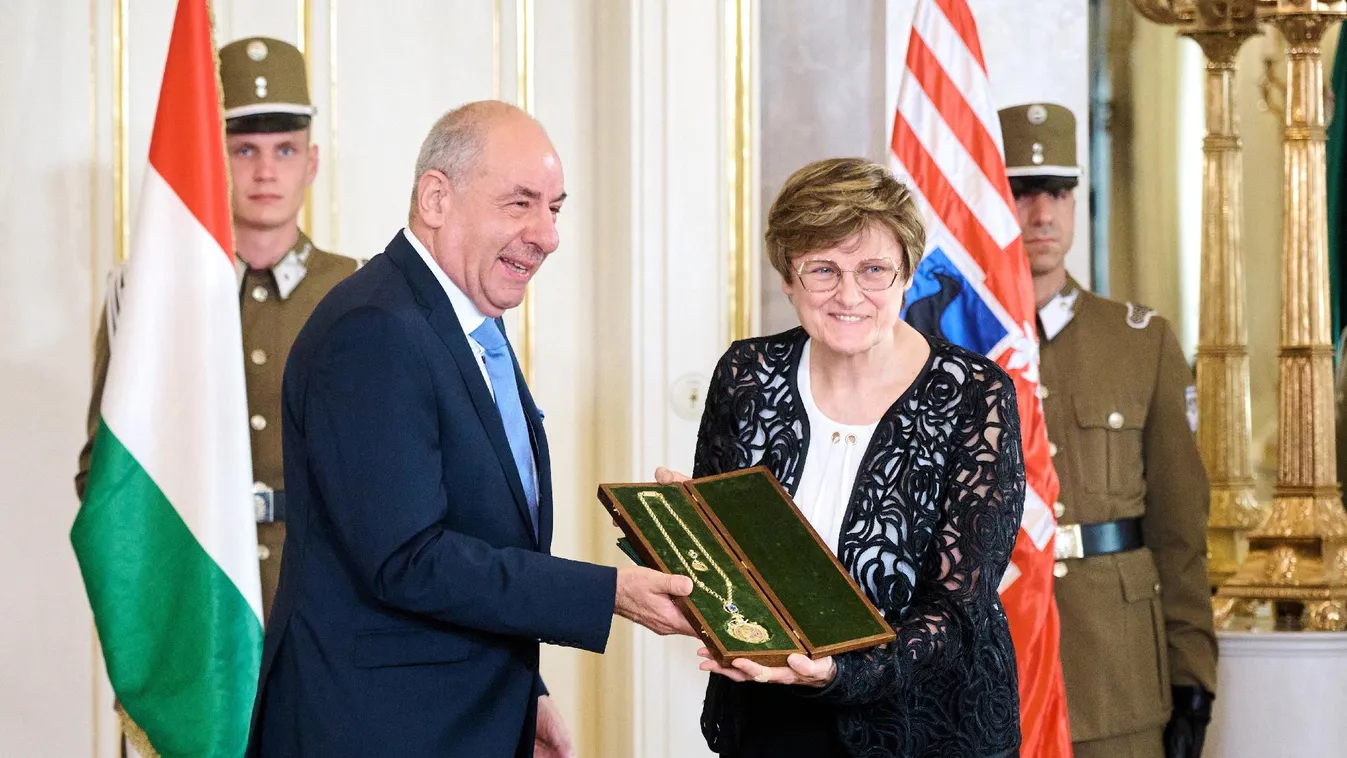 Újabb magas rangú kitüntetésben részesült a két magyar Nobel-díjas tudós