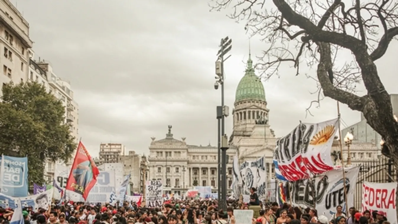 Tüntetők és rendőrök csaptak össze az argentin parlamentnél