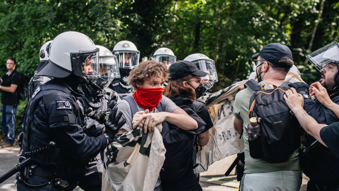 Rendőröket bántalmaztak súlyosan az AfD-ellenes tüntetők