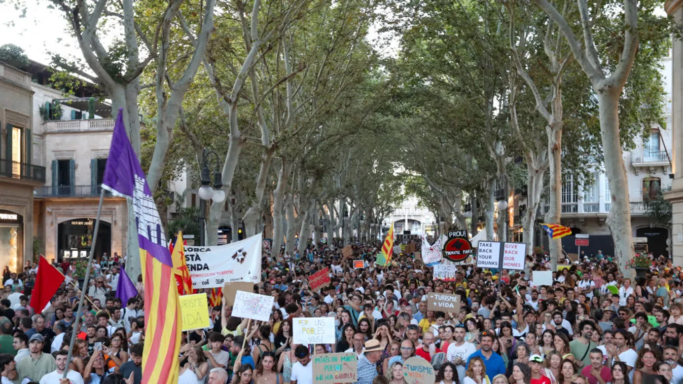 Ezrek tüntettek Mallorcán a tömegturizmus ellen