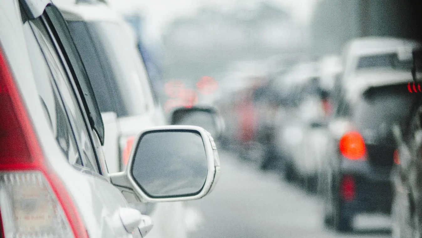 Hatalmas a torlódás az M1-es Budapest felé vezető oldalán Herceghalomnál