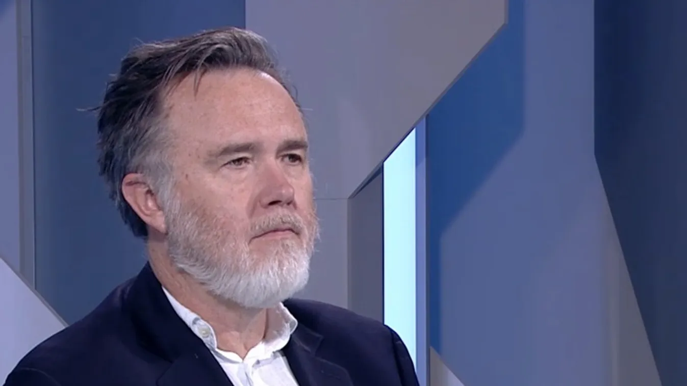 Az öklét magasba emelő, vérző fejű Trumpról készült fotó ikonikussá vált+ videó