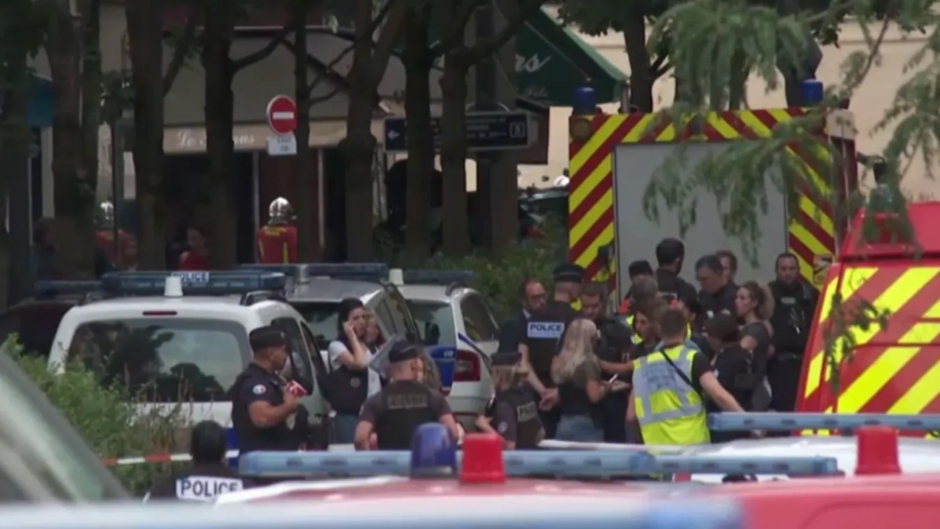 Autó hajtott egy párizsi kávézó teraszának + videó