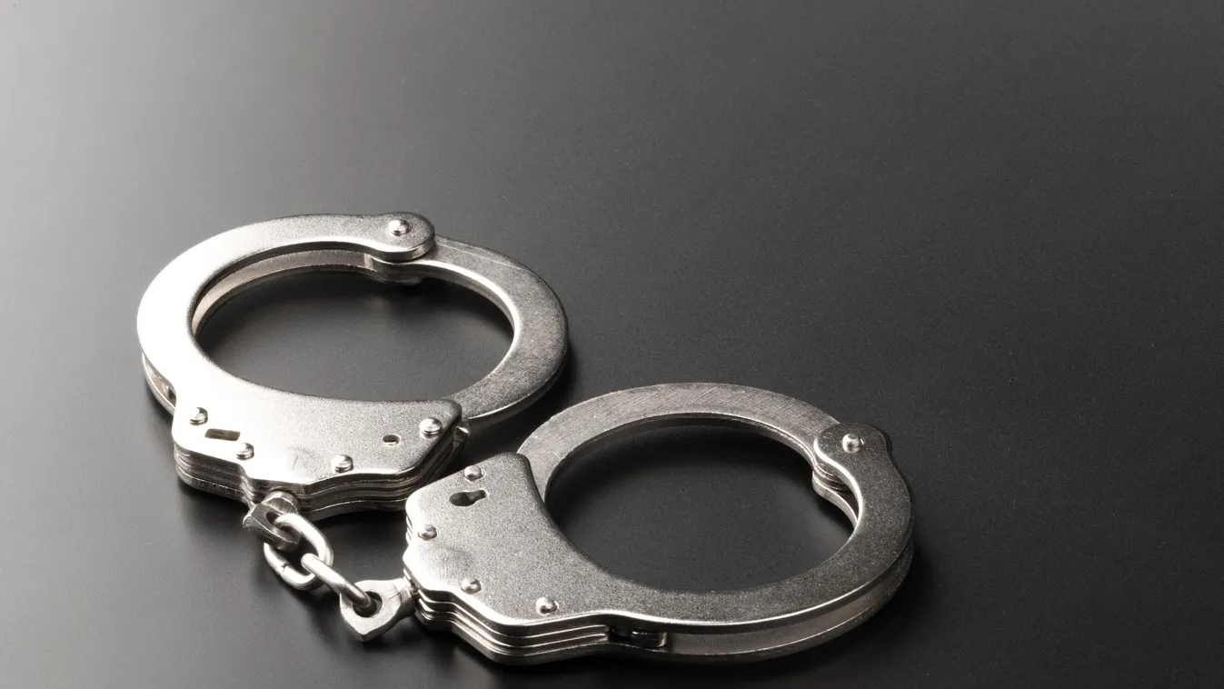 Vádat emeltek a lányát kádba fojtó nővel és élettársával szemben