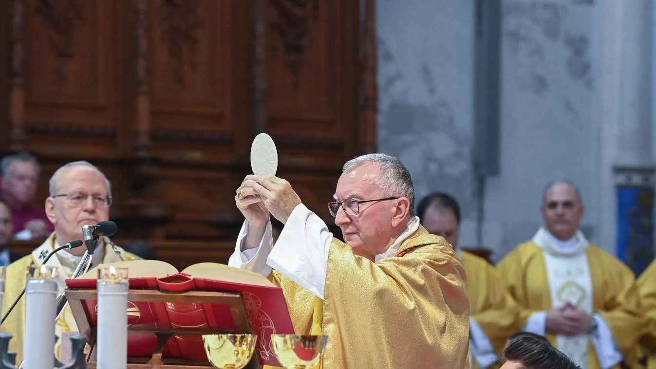 Szentszéki államtitkár, bíborossal ünnepelték Esztergomban a főszékesegyház megújulását