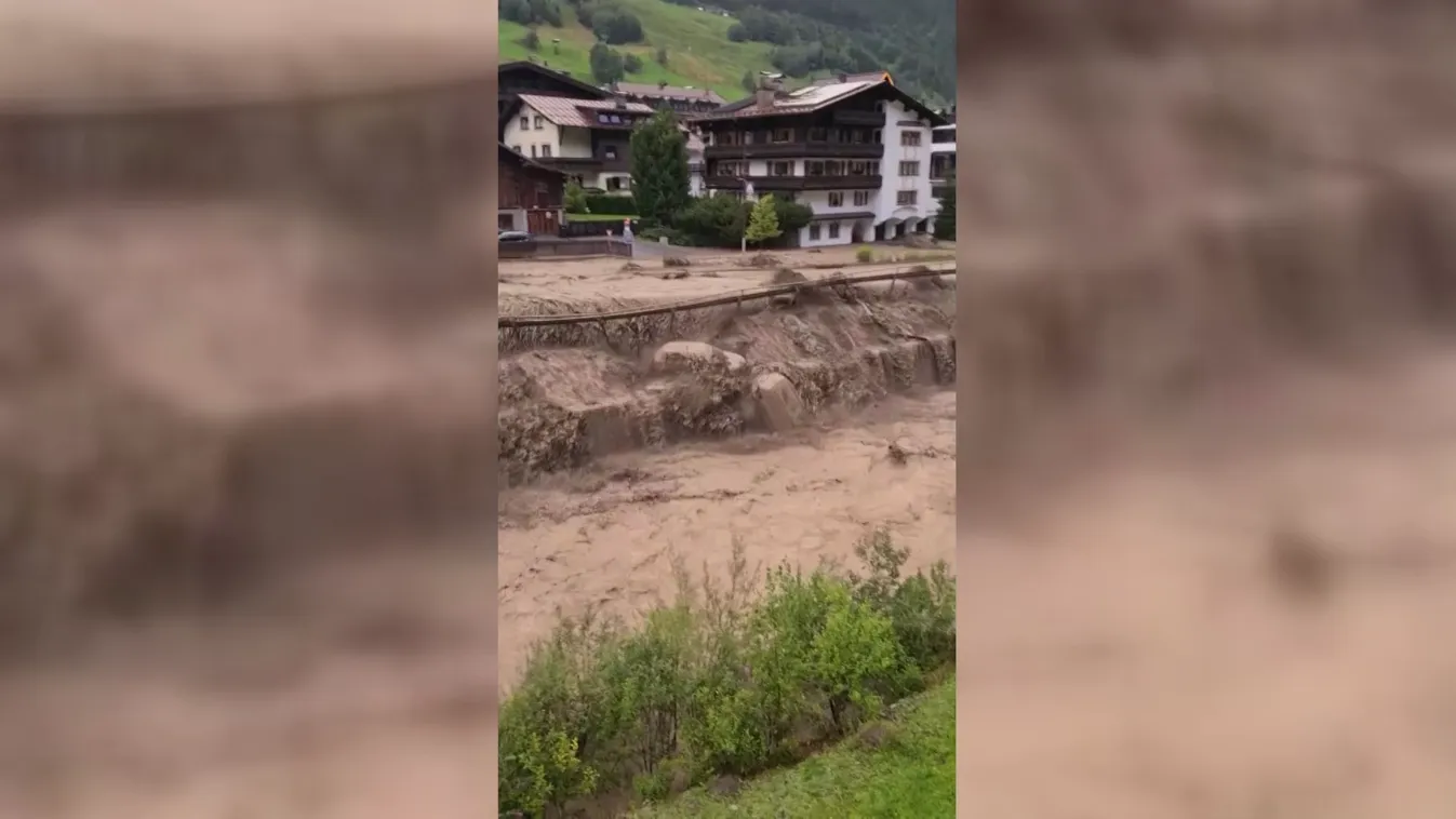 Autókat sodort a folyóba a heves esőzés Ausztriában